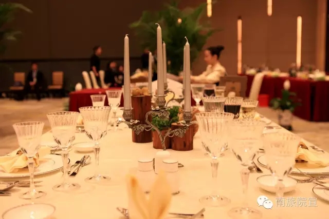 调酒服务为辅,包括四项内容,即西餐宴会摆台,菜单制作,英语台面设计